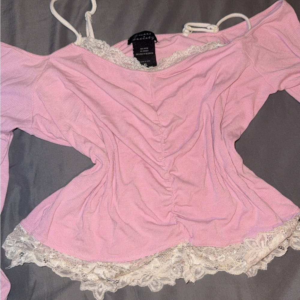 Hot Topic Light Pink Off-Shoulder Top with White Lace